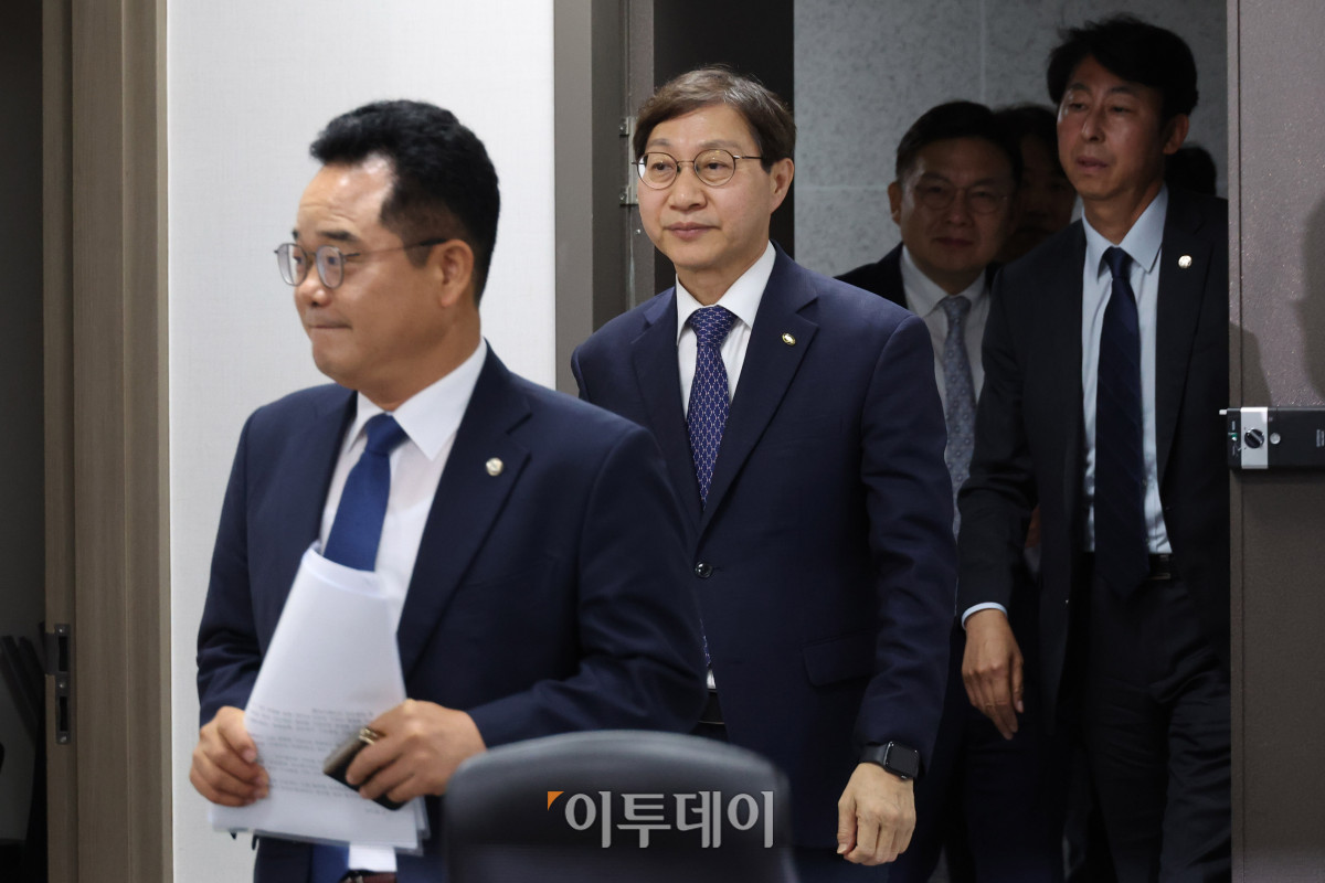 ▲9일 서울 여의도 국회 의원회관에서 열린 더불어민주당 을지로위원회 주최 홈플러스 회생을 위한 국민연금공단 이사장 간담회에 민병덕(왼쪽) 위원장과 김성주(왼쪽 두번째) 이사장이 참석하고 있다. 고이란 기자 photoeran@