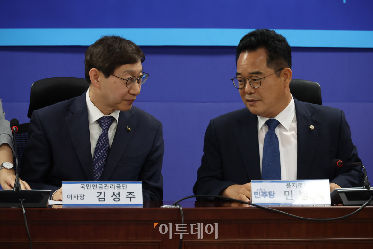 ▲9일 서울 여의도 국회 의원회관에서 열린 더불어민주당 을지로위원회 주최 홈플러스 회생을 위한 국민연금공단 이사장 간담회에서 민병덕(오른쪽) 위원장과 김성주 이사장이 대화하고 있다. 고이란 기자 photoeran@