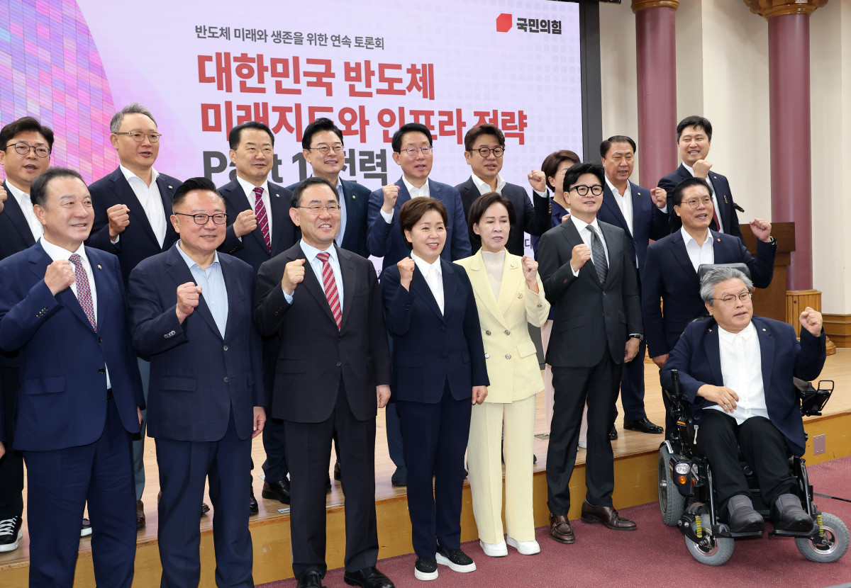 ▲무소속 한동훈 의원(두번째 줄 오른쪽 두 번째)이 9일 국회 의원회관에서 열린 국민의힘 주호영 의원 등이 주최한 반도체 미래와 생존을 위한 연속 토론회 '대한민국 반도체 미래 지도와 인프라 전략 PART1. 전력'에서 참석한 국민의힘 의원들과 함께 기념 촬영을 하고 있다. (연합뉴스)