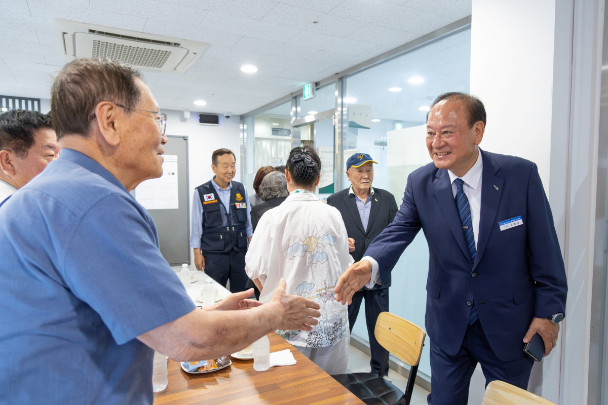 ▲유동균 서울특별시 마포구청장이 주민과 인사를 나누고 있다. (사진 제공 = 서울 마포구)