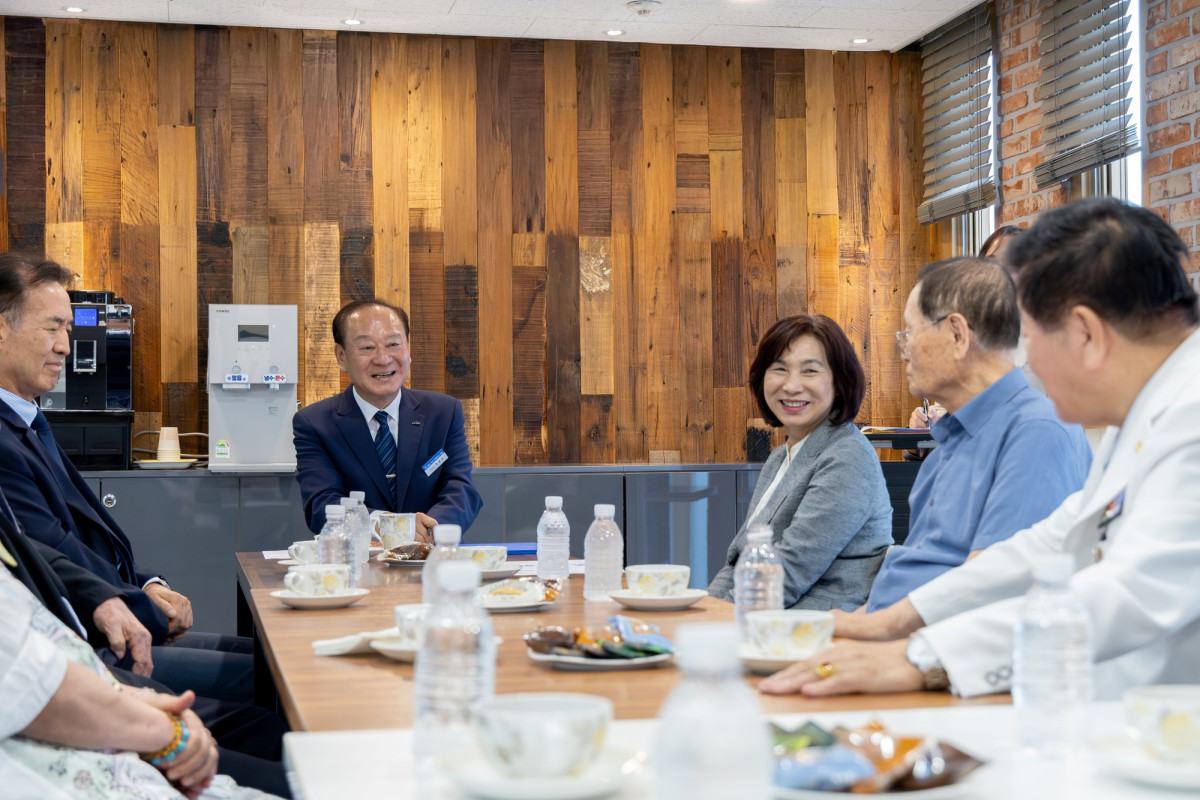 ▲유동균 서울특별시 마포구청장이 보훈단체장들을 만나 의견을 청취하고 있다. (사진 제공 = 서울 마포구)