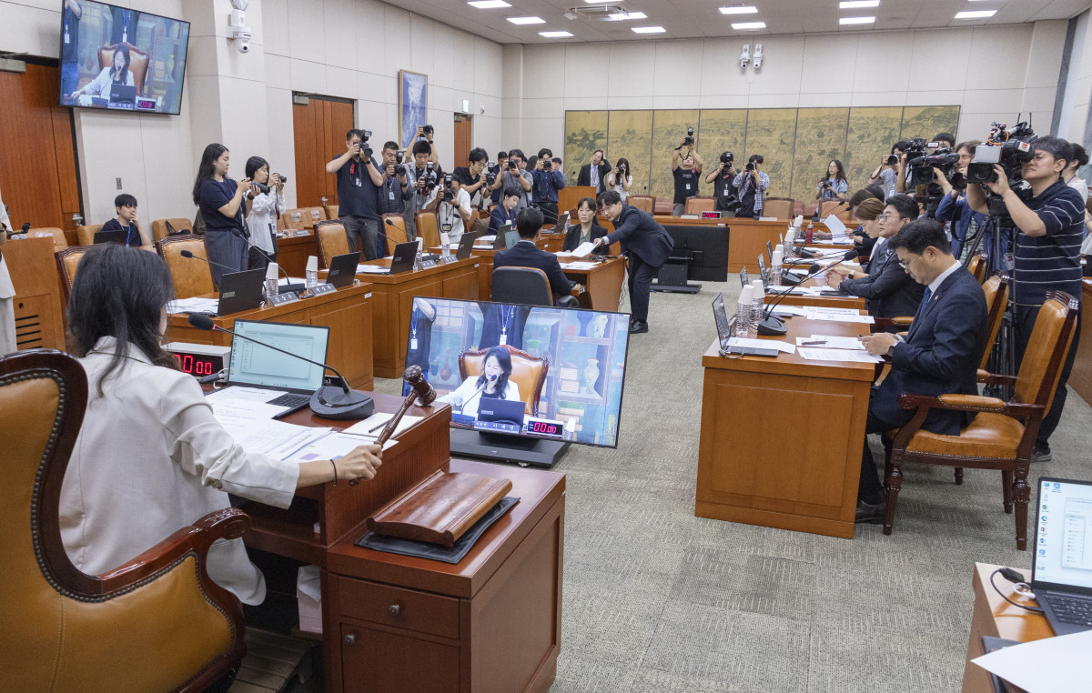 ▲국회 문화체육관광위원회 위원장인 더불어민주당 이재정 의원이 9일 22대 하반기 국회 원 구성 뒤 처음으로 열린 문체위 전체 회의에서 '대한축구협회 현안 관련 청문회 실시계획서 채택의 건'을 상정하고 있다. (연합뉴스)
