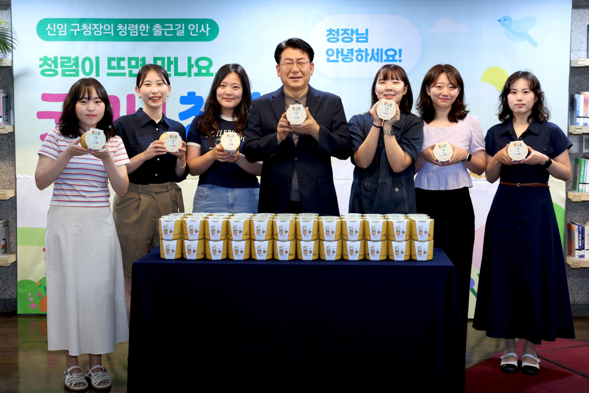 ▲인사철 축하 화분 선물 관행 근절 캠페인. 가운데가 유보화 서울 성동구청장 (사진 제공 = 서울특별시 성동구)