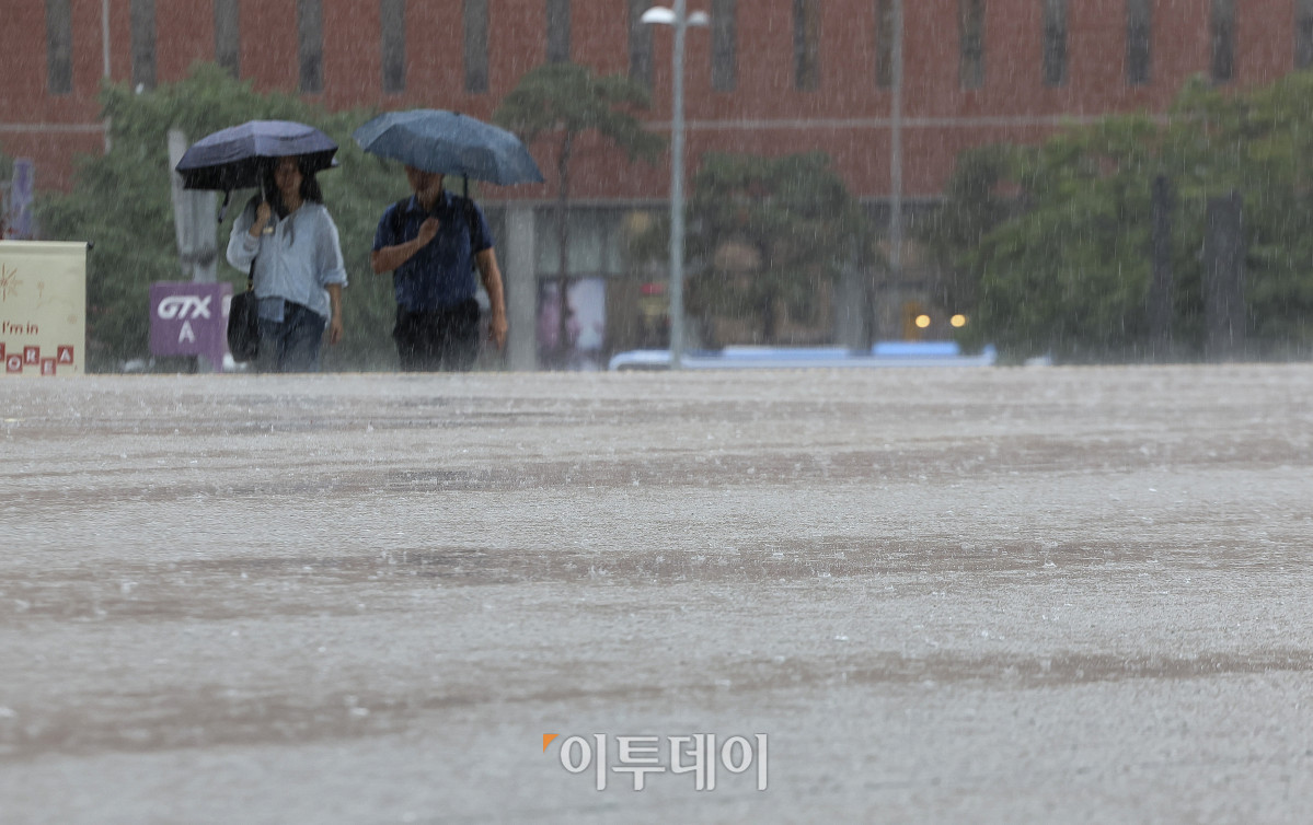 ▲장마전선의 영향을 받고있는 9일 서울역 일대를 지나는 시민들이 우산을 쓴 채 발걸을을 재촉하고 있다. 이날 기상청은 13시 기준 서울 서남권과 서북권, 경기도 광명, 과천 안산 시흥 등 지역에 호우경보를 발령했다. 고성준 기자 joonko1@