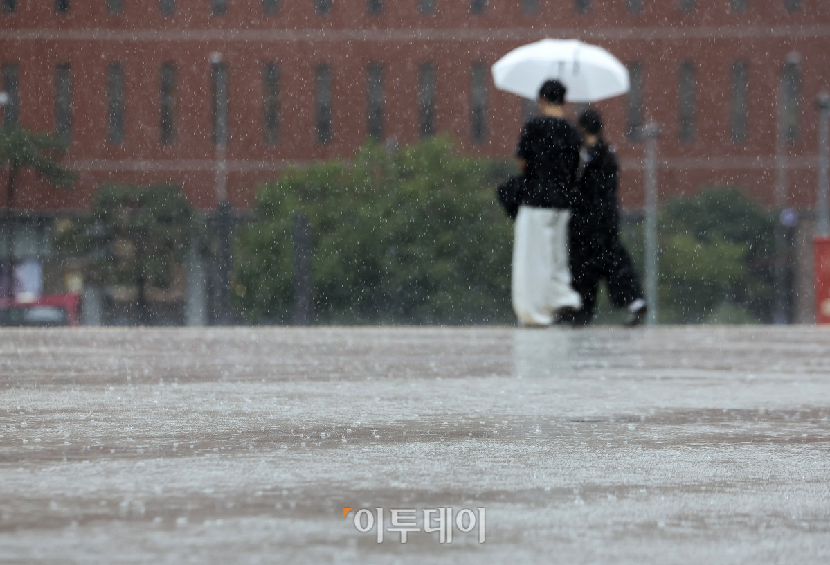 ▲장마전선의 영향을 받고있는 9일 서울역 일대를 지나는 시민들이 우산을 쓴 채 발걸을을 재촉하고 있다. 이날 기상청은 13시 기준 서울 서남권과 서북권, 경기도 광명, 과천 안산 시흥 등 지역에 호우경보를 발령했다. 고성준 기자 joonko1@