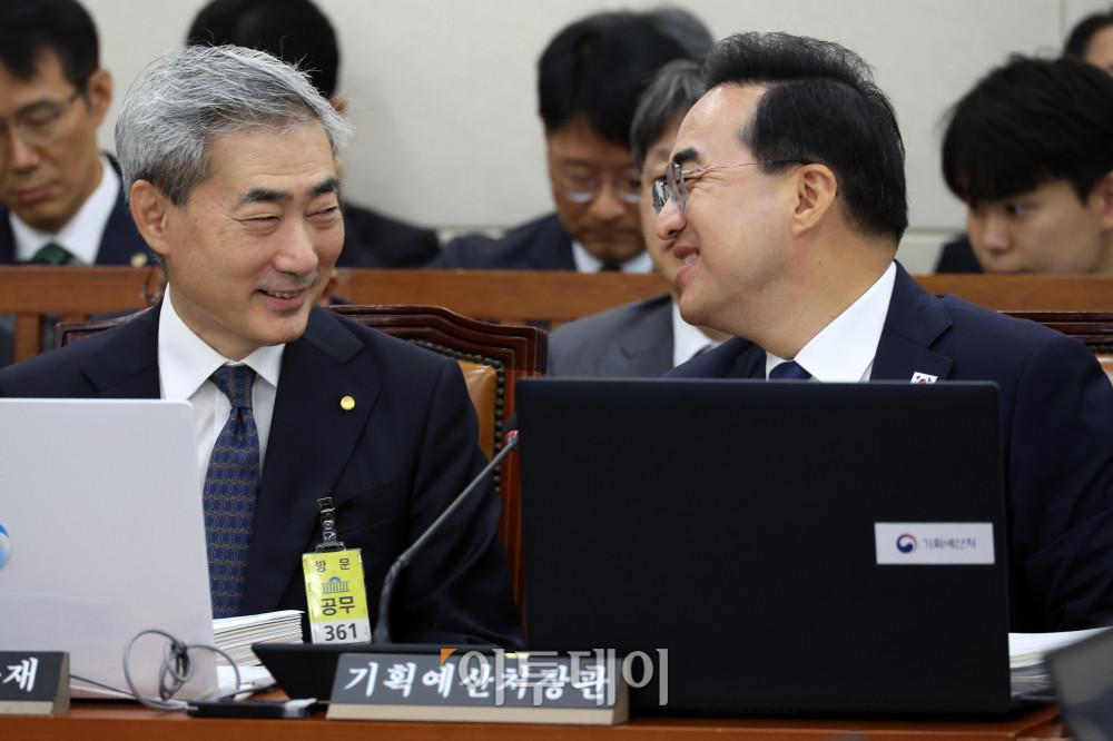 ▲박홍근(오른쪽) 기획예산처 장관과 신현송 한국은행 총재가 9일 서울 여의도 국회에서 열린 재정경제기획위원회 전체회의에서 대화하고 있다. 고이란 기자 photoeran@