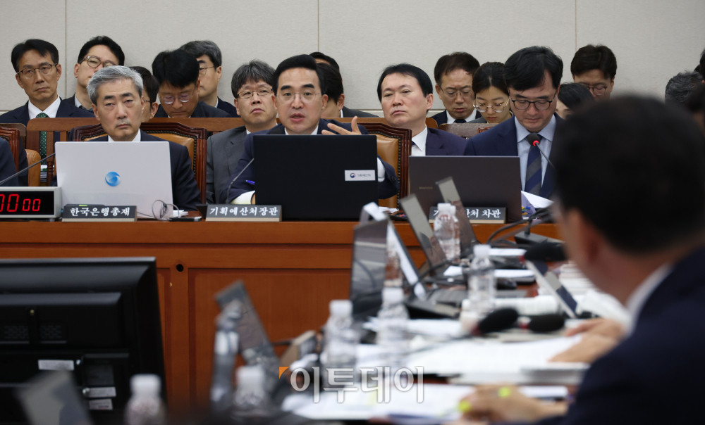 ▲박홍근 기획예산처 장관이 9일 서울 여의도 국회에서 열린 재정경제기획위원회 전체회의에서 의원 질의에 답하고 있다. 왼쪽은 신현송 한국은행 총재. 고이란 기자 photoeran@