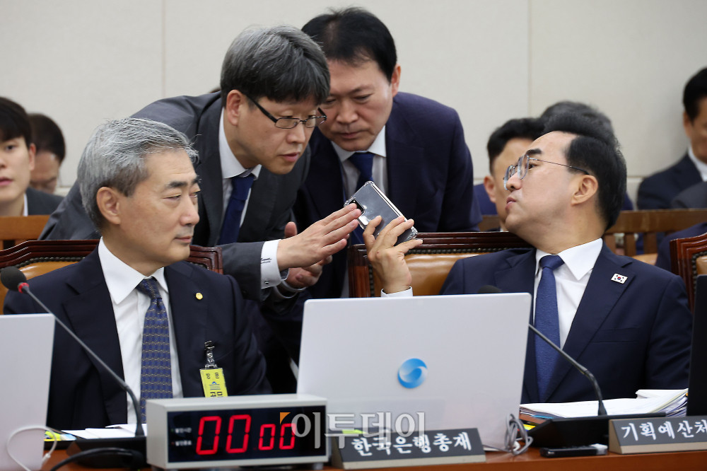 ▲박홍근 기획예산처 장관이 9일 서울 여의도 국회에서 열린 재정경제기획위원회 전체회의에서 관계자들과 대화하고 있다. 왼쪽은 신현송 한국은행 총재. 고이란 기자 photoeran@