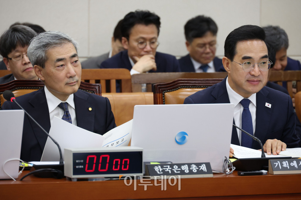 ▲박홍근(오른쪽) 기획예산처 장관과 신현송 한국은행 총재가 9일 서울 여의도 국회에서 열린 재정경제기획위원회 전체회의에 참석하고 있다. 고이란 기자 photoeran@