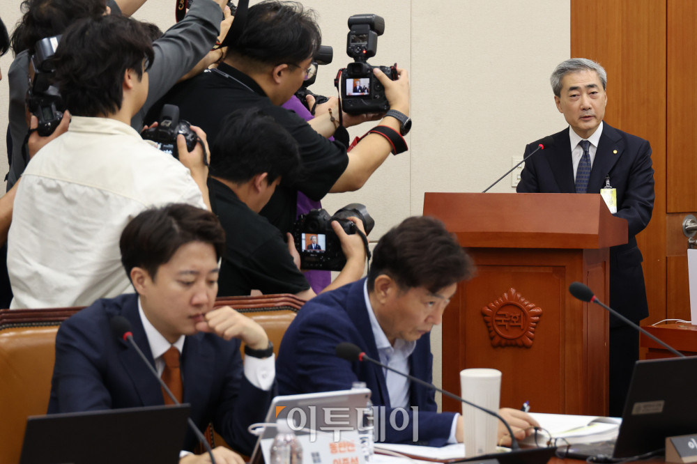 ▲신현송 한국은행 총재가 9일 서울 여의도 국회에서 열린 재정경제기획위원회 전체회의에서 업무보고를 하고 있다. 고이란 기자 photoeran@