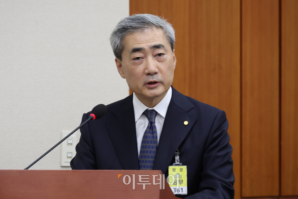 ▲신현송 한국은행 총재가 9일 서울 여의도 국회에서 열린 재정경제기획위원회 전체회의에서 업무보고를 하고 있다. 고이란 기자 photoeran@