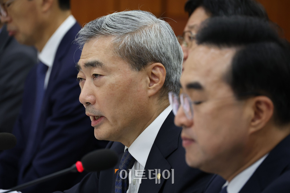 ▲신현송 한국은행 총재가 9일 서울 여의도 국회에서 열린 재정경제기획위원회 전체회의에서 의원 질의에 답하고 있다. 고이란 기자 photoeran@