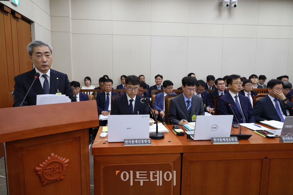 ▲신현송 한국은행 총재가 9일 서울 여의도 국회에서 열린 재정경제기획위원회 전체회의에서 업무보고를 하고 있다. 고이란 기자 photoeran@