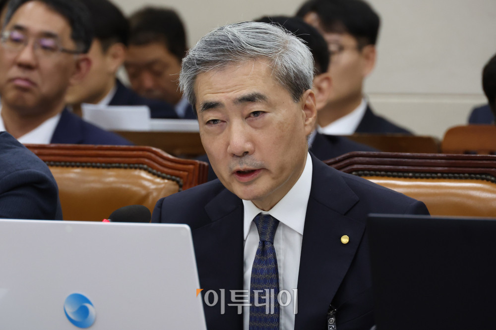 ▲신현송 한국은행 총재가 9일 서울 여의도 국회에서 열린 재정경제기획위원회 전체회의에서 의원 질의에 답하고 있다. 고이란 기자 photoeran@