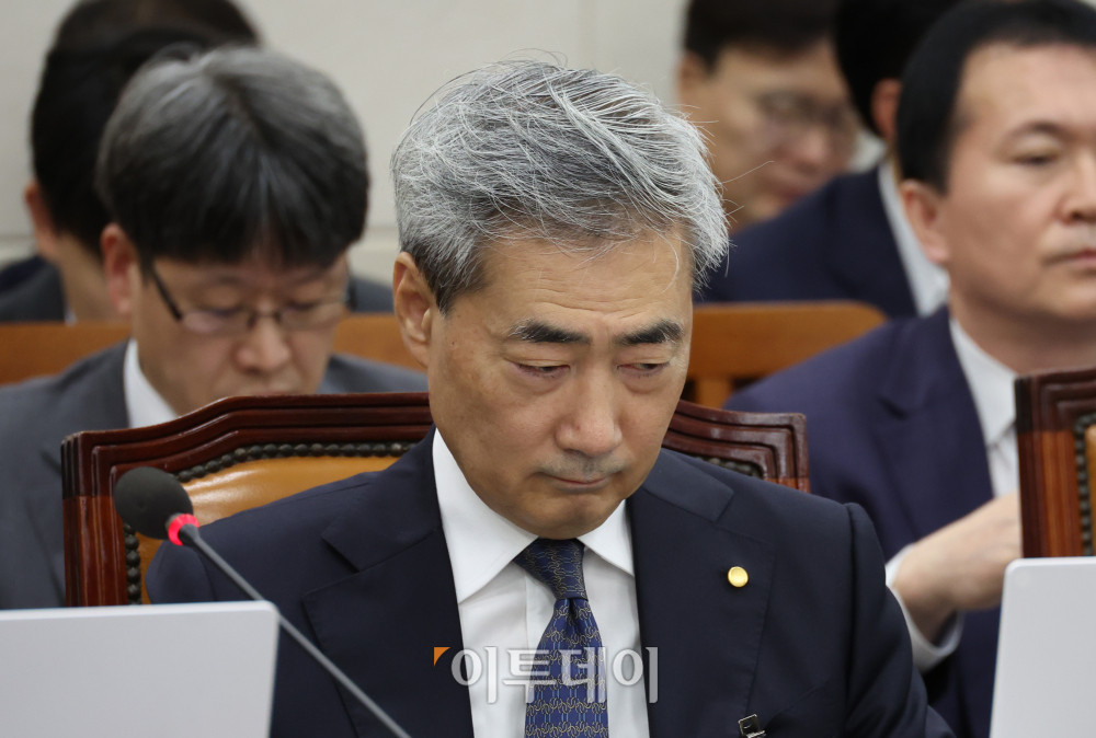 ▲신현송 한국은행 총재가 9일 서울 여의도 국회에서 열린 재정경제기획위원회 전체회의에 참석하고 있다. 고이란 기자 photoeran@
