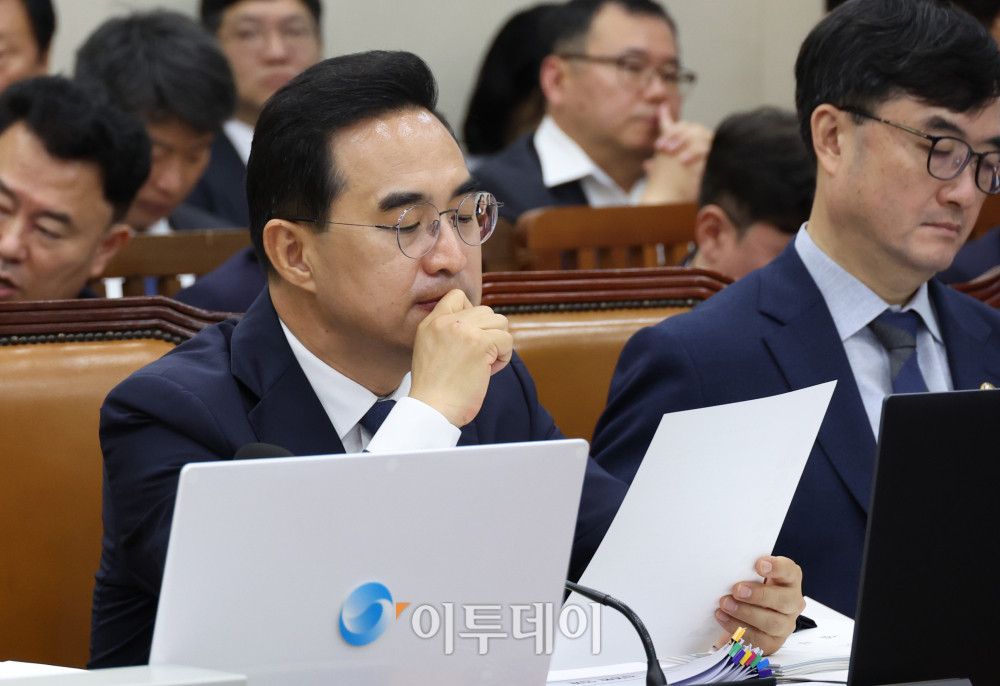 ▲박홍근 기획예산처 장관이 9일 서울 여의도 국회에서 열린 재정경제기획위원회 전체회의에서 자료를 살펴보고 있다. 고이란 기자 photoeran@
