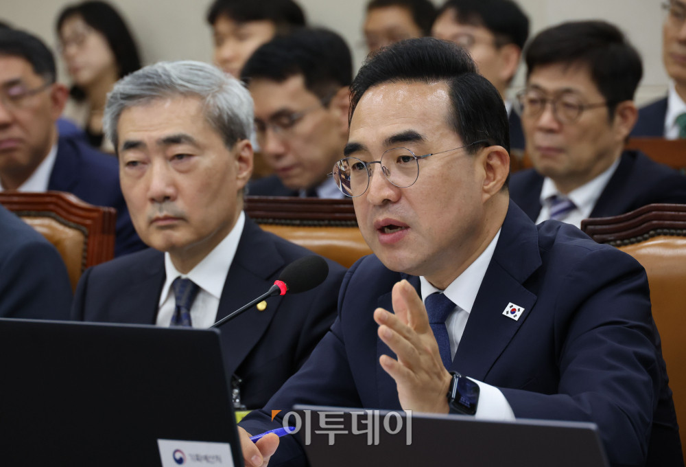 ▲박홍근 기획예산처 장관이 9일 서울 여의도 국회에서 열린 재정경제기획위원회 전체회의에서 의원 질의에 답하고 있다. 왼쪽은 신현송 한국은행 총재. 고이란 기자 photoeran@