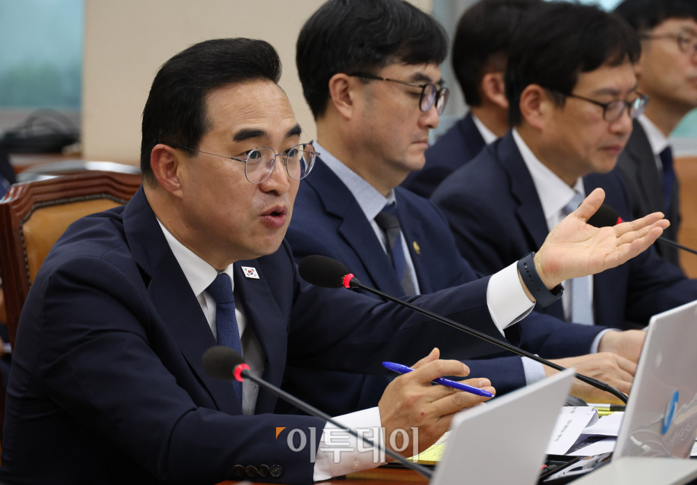 ▲박홍근 기획예산처 장관이 9일 서울 여의도 국회에서 열린 재정경제기획위원회 전체회의에서 의원 질의에 답하고 있다. 고이란 기자 photoeran@