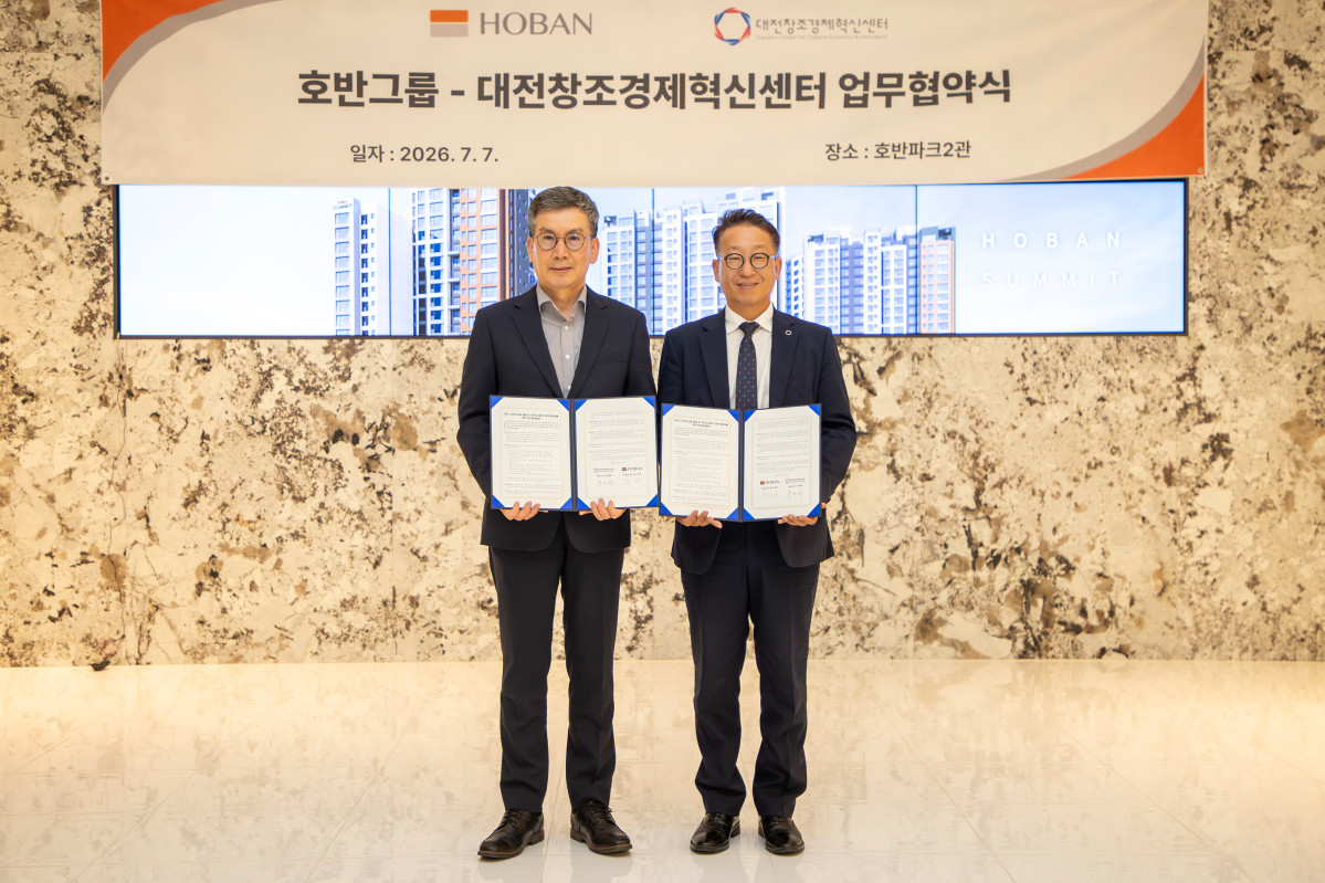 ▲문갑 호반건설 경영부문대표(왼쪽)와 박대희 대전창조경제혁신센터 대표이사가 지난 7일 서울 서초구 호반그룹 본사에서 유망 스타트업 공동 발굴 및 오픈이노베이션 협력 활성화를 위한 업무협약을 체결한 후 기념촬영을 하고 있다. (사진제공=호반그룹)