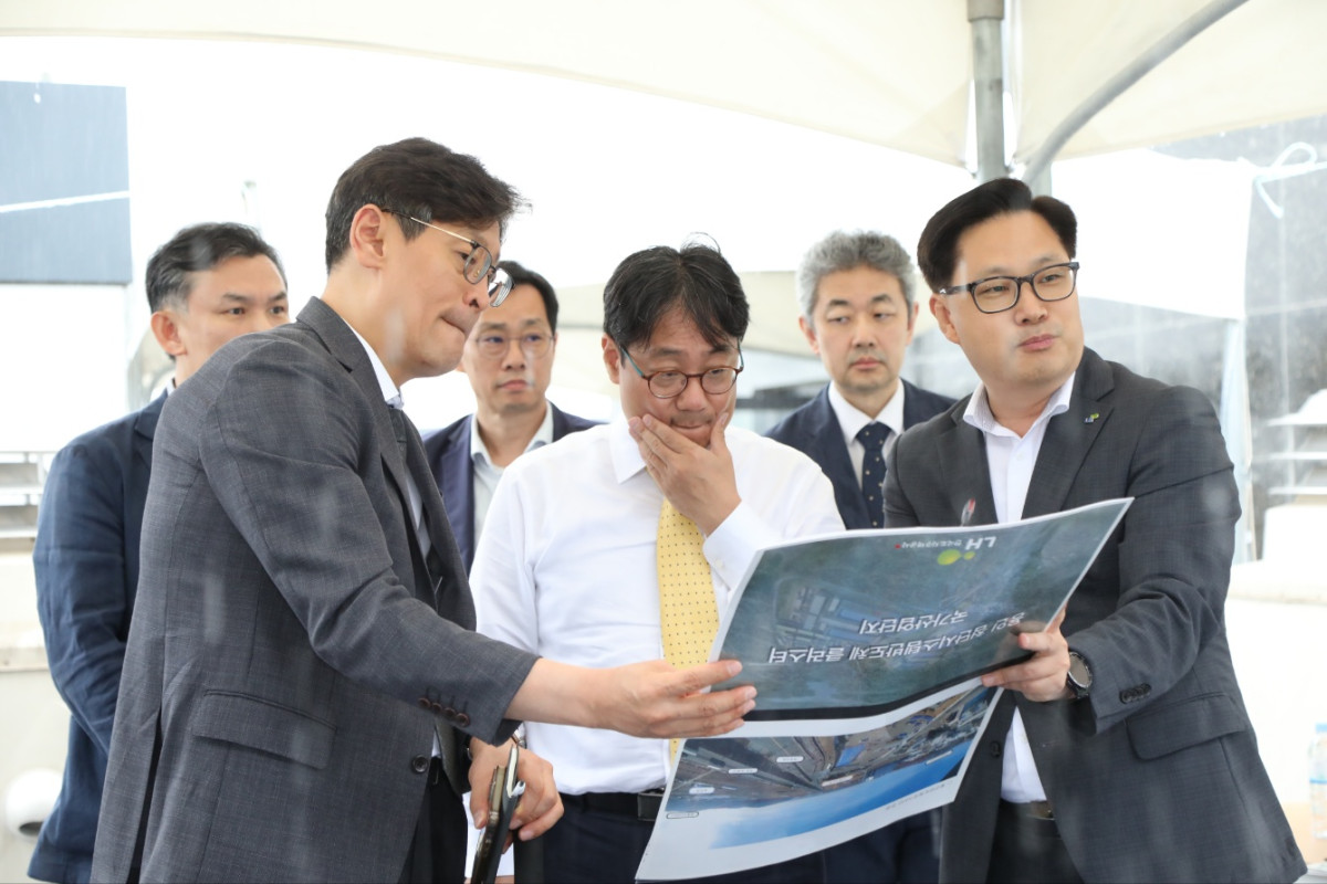 ▲9일 이성훈 한국토지주택공사(LH) 사장(가운데)이 용인 반도체 국가산단 사업현장을 찾아 현장을 점검하고 있다. (사진제공=한국토지주택공사)