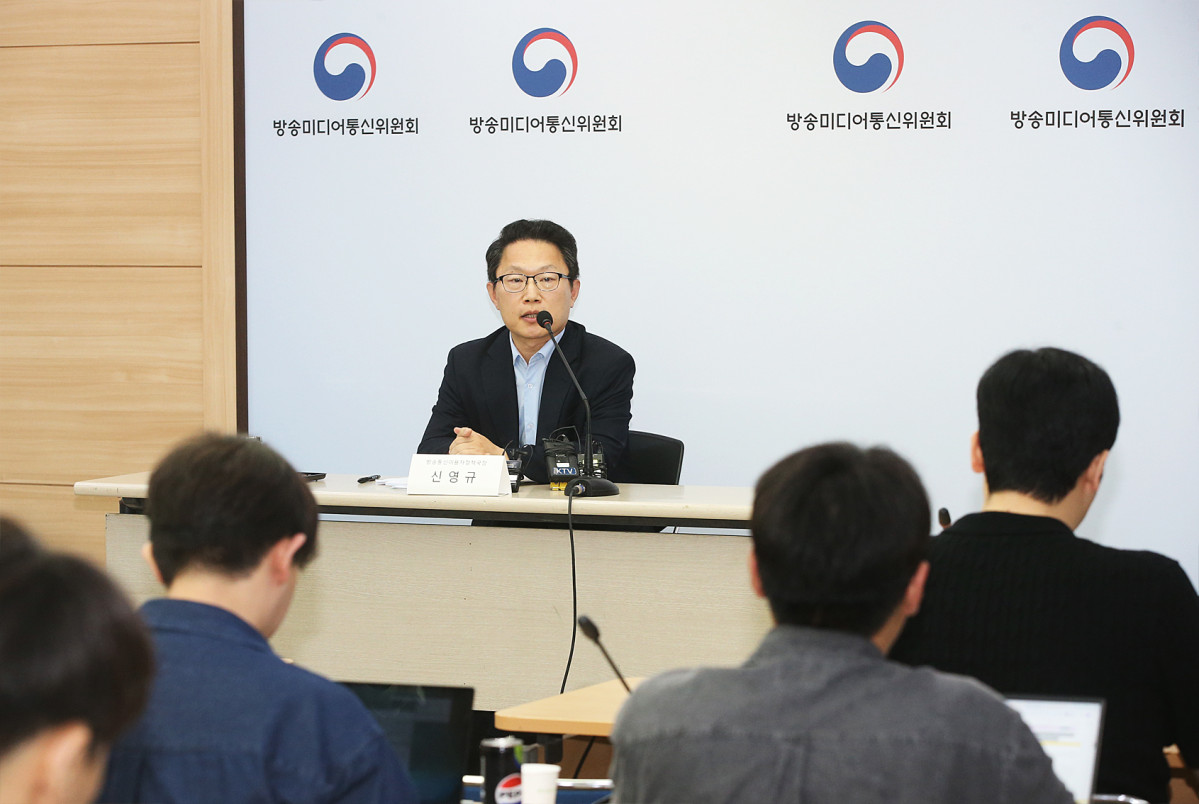 ▲신영규 방송미디어통신위원회 방송통신이용자정책국장이 8일 정부과천청사에서 '불법·허위조작정보 유통 방지를 위한 정보통신망법 가이드라인 발표' 관련 브리핑을 하고 있다. (사진제공=방송미디어통신위원회)