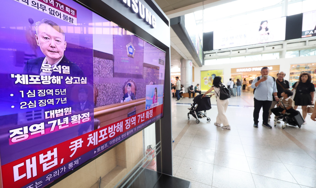 ▲9일 오후 서울역 대합실에서 시민들이 윤석열 전 대통령의 고위공직자범죄수사처의 체포영장 집행 방해 혐의 등에 대한 대법원 선고 보도를 시청하고 있다. (뉴시스)