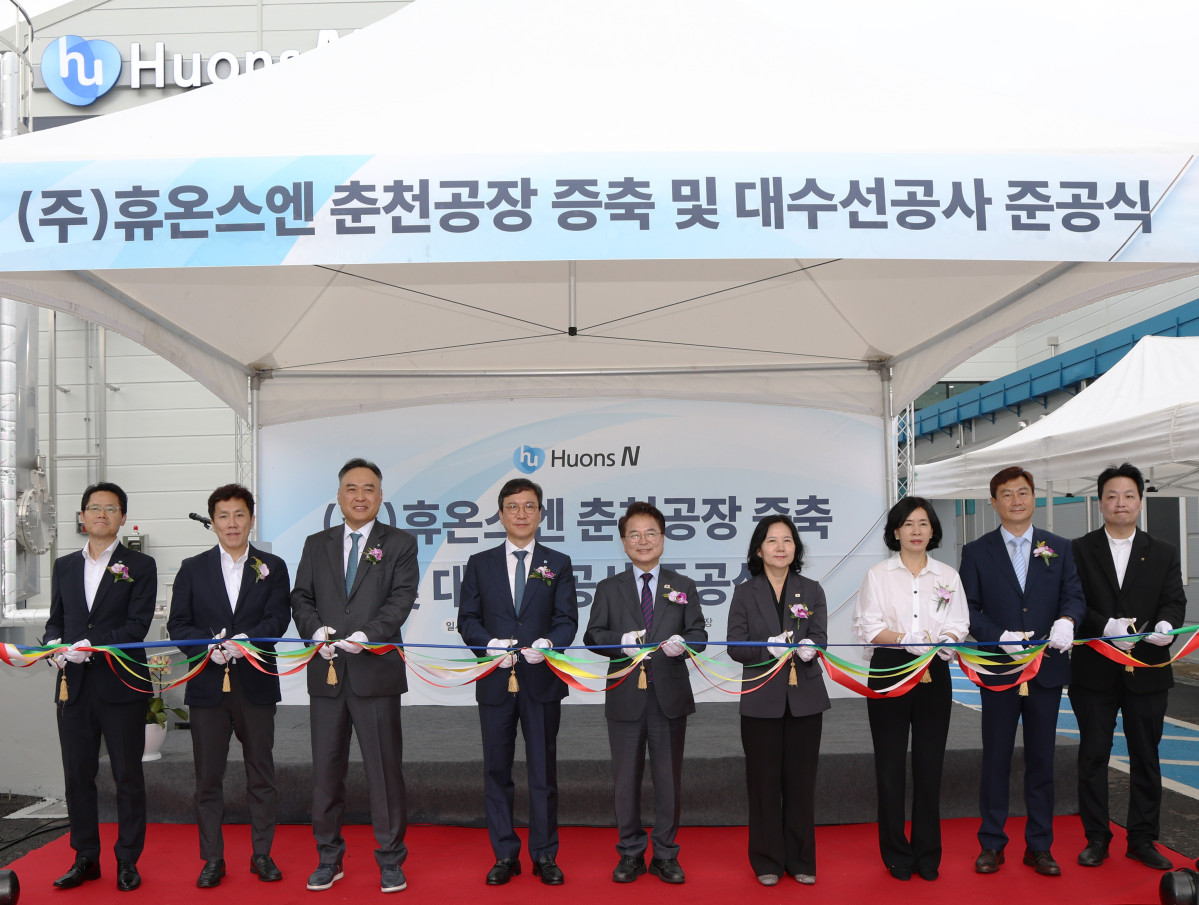 ▲(왼쪽부터) 휴엠앤씨 이충모 대표, 휴온스바이오파마 이정희 대표, 휴온스엔 손동철 대표, 휴온스그룹 윤성태 회장, 춘천시 육동한 시장, 춘천시 이영애 경제진흥국장, 하나은행 나옥희 남부영업본부 지역대표, 강원도시가스 최근호 사업운영실장, 농협홍삼 이정훈 마케팅본부장이 9일 강원도 춘천시 동내면에 소재한 춘천공장 공장 증축 준공식에서 컷팅식을 진행하고 있다. (사진제공=휴온스엔)