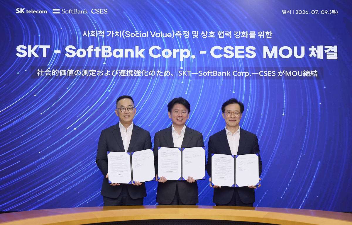 ▲사회적가치연구원(CSES)이 9일 서울 을지로 SKT타워에서 SK텔레콤, 일본 소프트뱅크와 'AI·ICT 기업의 사회적가치 측정 및 상호 협력 강화를 위한 업무협약(MOU)'을 체결했다.(왼쪽부터) 엄종환 SKT 지속가능경영실장, 겐다 야스유키 일본 소프트뱅크 코퍼레이트 총괄, 나석권 사회적가치연구원 대표이사. (사진=사회적가치연구원)