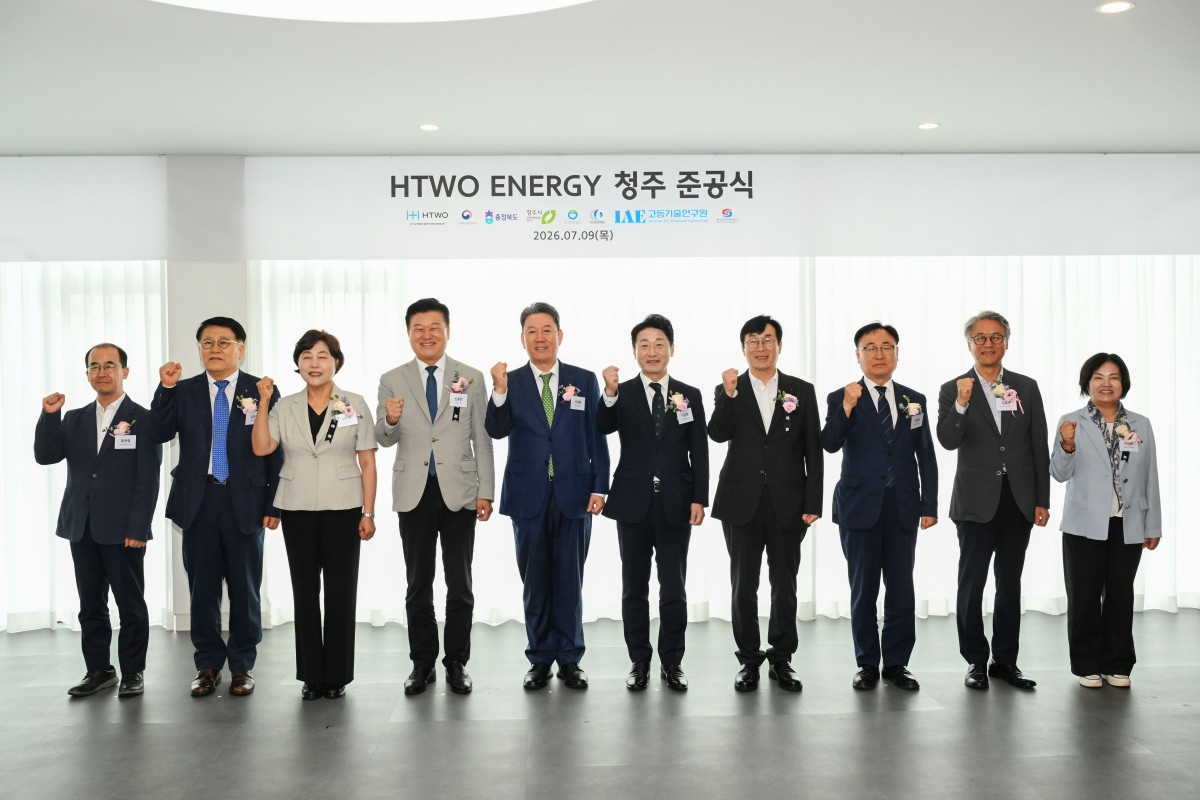 ▲(왼쪽부터) 한국자동차환경협회 황계영 협회장, 고등기술연구원 김진균 원장, 청주시의회 임은성 의장, 충청북도 신용한 도지사, 현대차그룹 기획조정담당 서강현 사장, 기후에너지환경부 이호현 차관, 청주시 이장섭 시장, 이광희 국회의원, 충청북도의회 임동현 과학경제위원장, 청주시의회 이재숙 보건환경위원장이 기념 촬영을 하는 모습 (사진=현대차그룹)