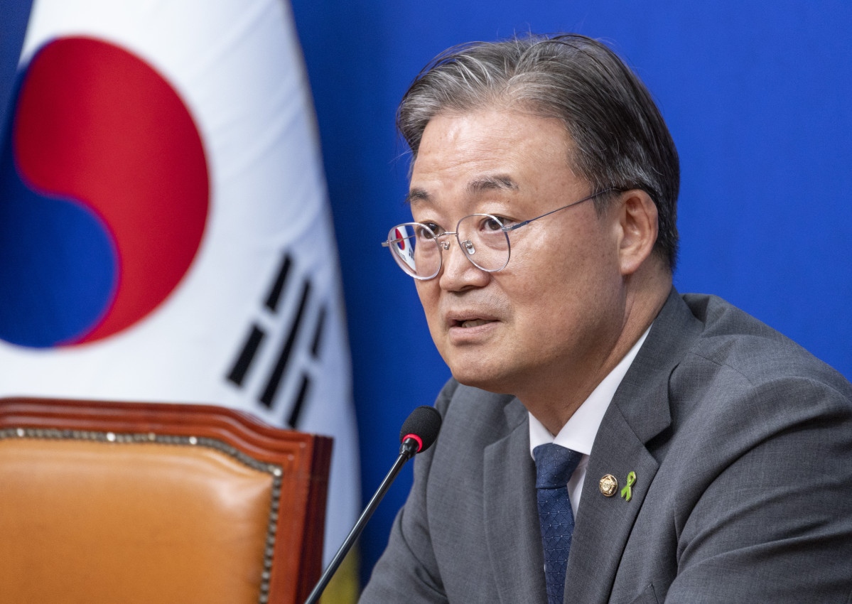 ▲더불어민주당 전당대회 준비위원회 간사인 이연희 의원이 9일 국회에서 열린 전당대회 준비위 4차 회의 결과 브리핑을 마친 뒤 질문에 답하고 있다. 사진=연합뉴스