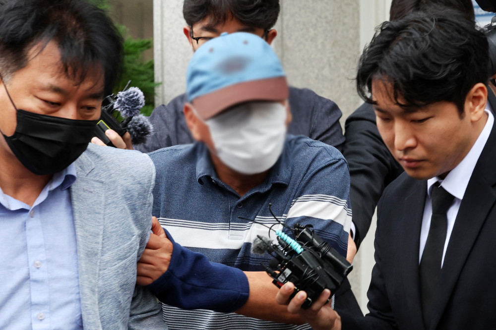 ▲'여고생 살해범' 장윤기 사건의 증거를 인멸한 혐의 등을 받는 광주 광산경찰서 수사팀장 A 경감이 8일 오전 전남광주통합특별시 동구 광주지방법원에서 열린 구속 전 피의자 심문(영장실질심사)에 출석한 뒤 법정 밖으로 나오고 있다.    경찰은 A 경감이 장윤기의 차량을 압수수색하는 과정에서 '케이블타이'를 증거인멸한 혐의로 전날 구속영장을 신청했다. (연합뉴스)