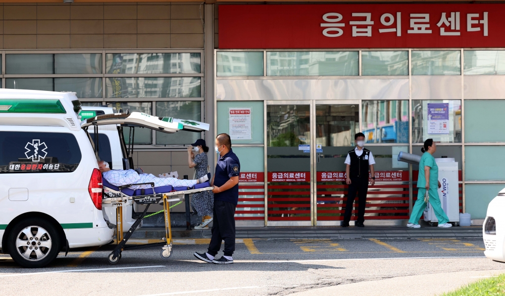 ▲서울의 한 대학병원 응급의료센터에서 사설구급대원이 환자를 이송하고 있다. (이투데이DB)