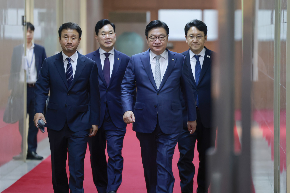 ▲더불어민주당 한병도 대표 직무대행 겸 원내대표와 국민의힘 정점식 원내대표가 9일 국회에서 조정식 국회의장 주재 여야 원내대표 회동을 마치고 의장실에서 나오고 있다. 왼쪽부터 한 원내대표, 국민의힘 김승수 원내운영수석부대표, 정 원내대표, 민주당 천준호 원내운영수석부대표. (연합뉴스)