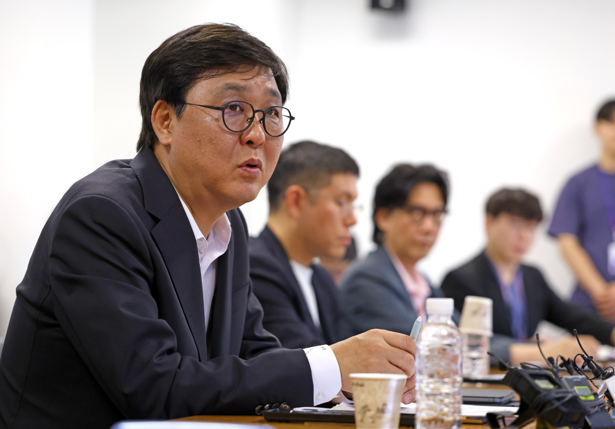 ▲최휘영 문화체육관광부 장관이 8일 서울 종로구 국립현대미술관 서울관에서 대중음악 기획사 및 유관 협회 관계자를 만나 음악산업 생태계 강화를 위한 현장간담회를 하고 있다. (사진제공=문화체육관광부 제공)