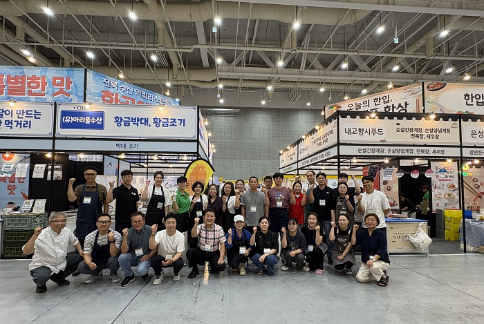 ▲전북바이오융합산업진흥원과 도내 식품기업 관계자들이 수원컨벤션센터에서 열린 ‘팔도밥상페어 2026’ 전북 공동 홍보관 앞에서 기념촬영을 하고 있다. (사진제공=전북바이오융합산업진흥원)