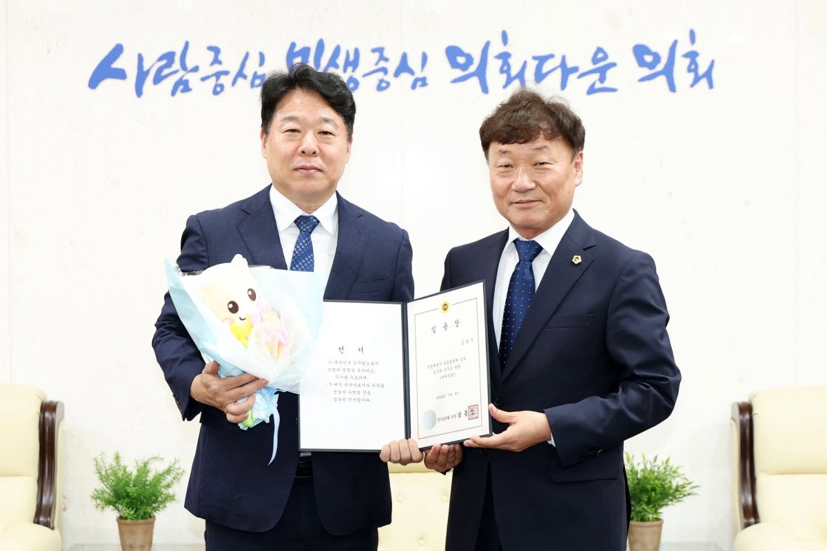 ▲김강식 신임 경기도의회 의장 비서실장(왼쪽)이 8일 의장 집무실에서 남종섭 의장으로부터 임용장을 받은 뒤 기념촬영을 하고 있다. 최우수 기재위원과 민주당 대변인을 지낸 김 비서실장은 이날부터 근무를 시작했다. (경기도의회)