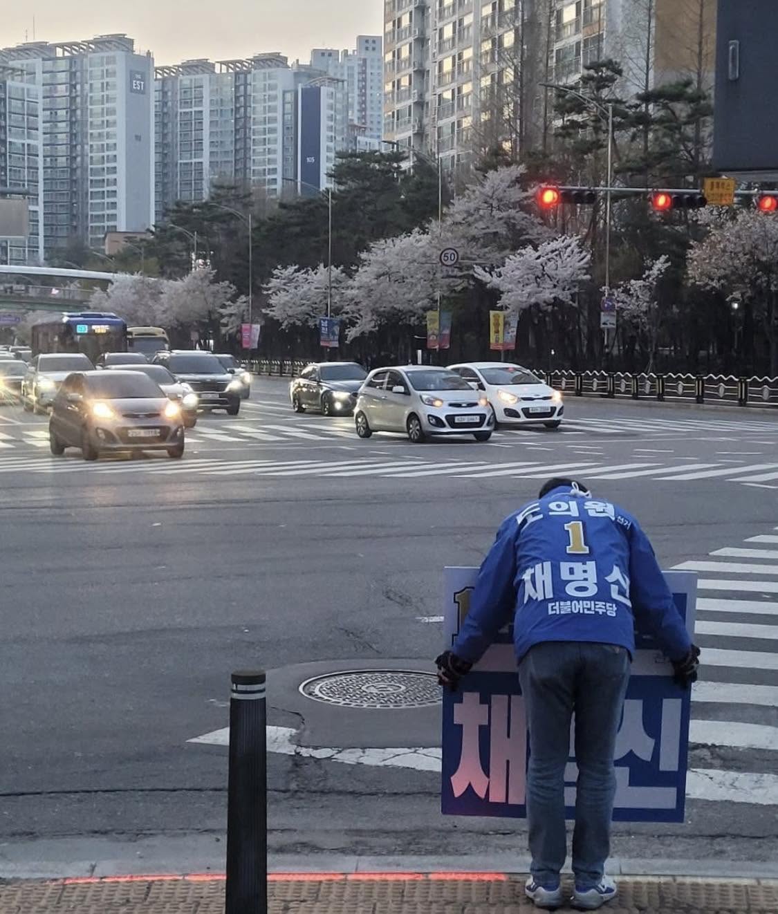 ▲채명신 경기도의원(오른쪽)이 제12대 경기도의회 개원 행사에서 참석자와 함께 힘찬 의정 활동을 다짐하고 있다. (채명신 경기도의원 페이스북 캡쳐)