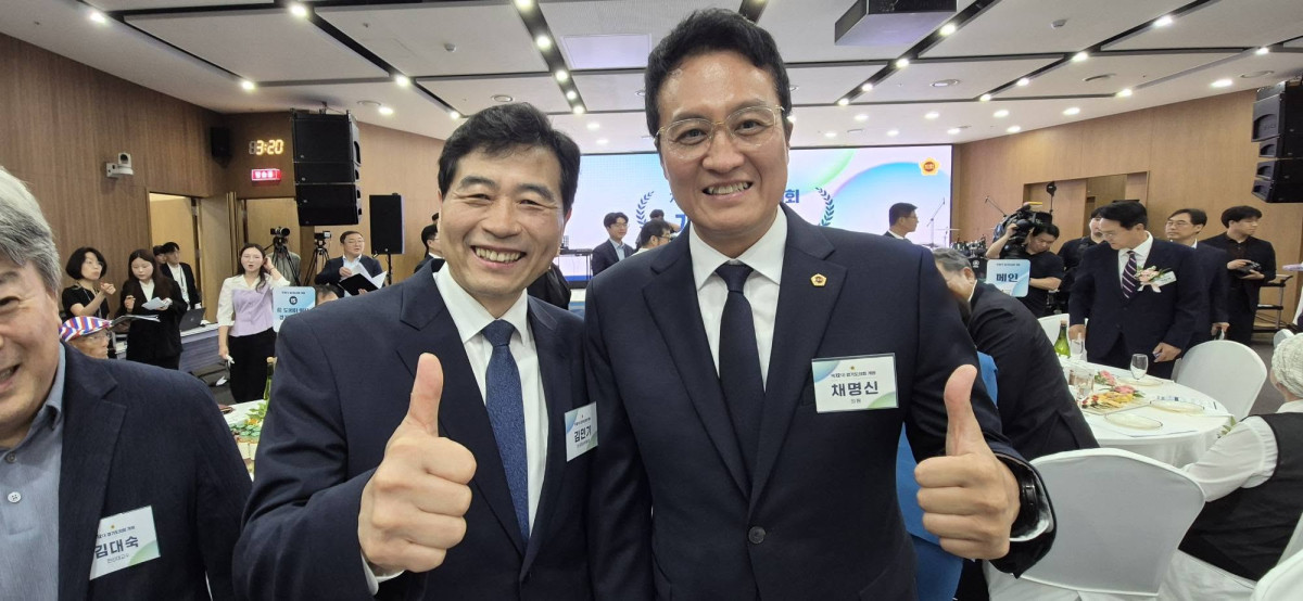 ▲채명신 경기도의원(오른쪽)이 7일 경기도의회에서 열린 제12대 의회 개원 축하 행사에서 김민기 전 국회의원과 엄지를 들어 보이며 기념촬영을 하고 있다. (채명신 경기도의원 페이스북 캡쳐)