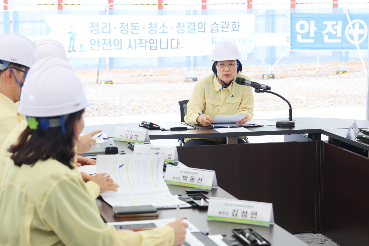 ▲한성숙 국무총리가 9일 3기 신도시 주택공급 현장인 경기 고양시 고양창릉지구를 찾아 신도시 추진 상황 등을 점검하며 발언하고 있다. 신태현 기자 holjjak@