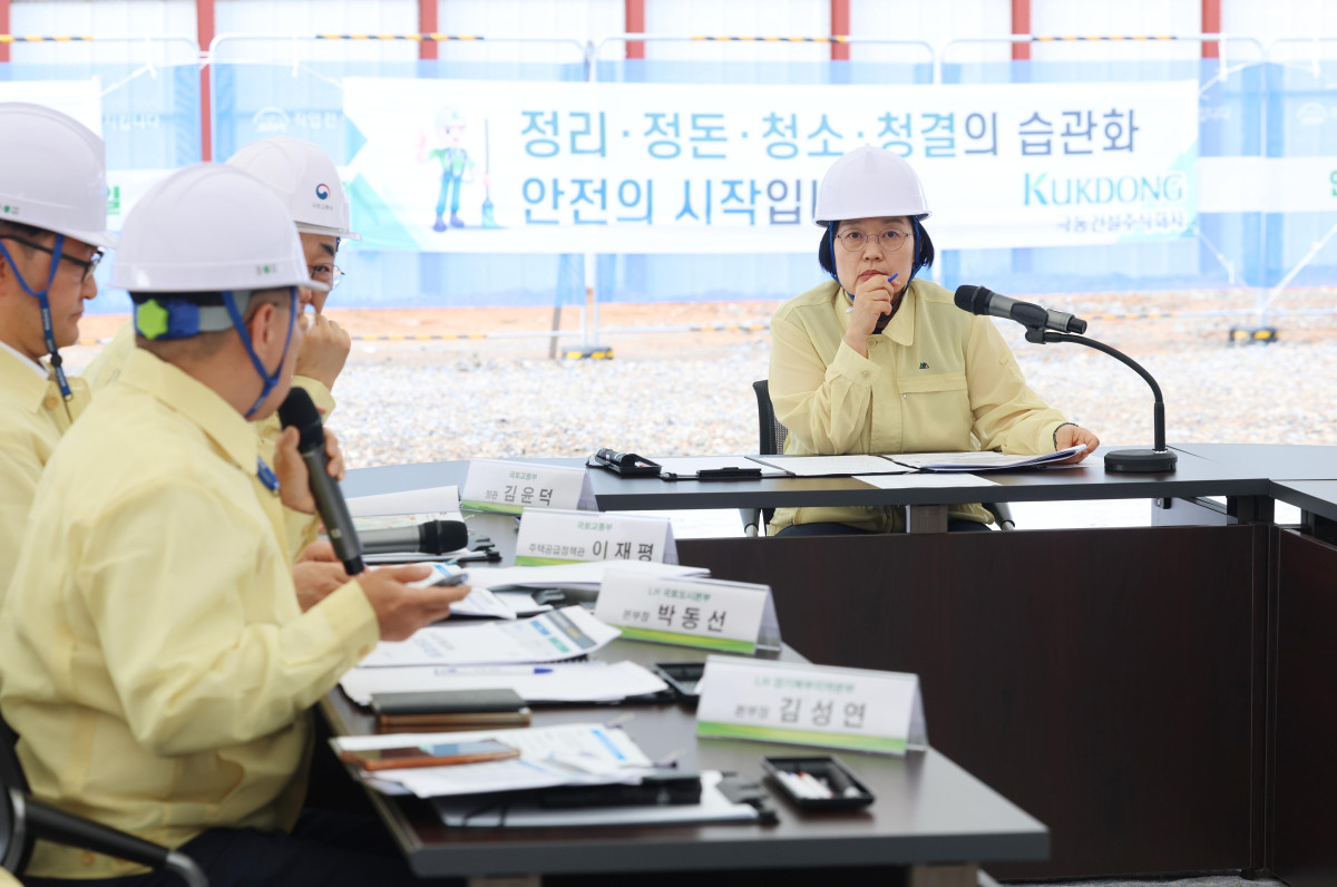 ▲한성숙 국무총리가 9일 3기 신도시 주택공급 현장인 경기 고양시 고양창릉지구를 찾아 신도시 추진 상황 등을 점검하고 있다. 신태현 기자 holjjak@