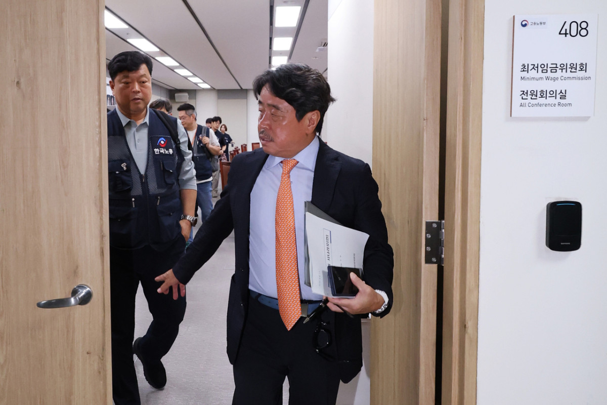 ▲9일 정부세종청사에서 열린 최저임금위원회 제13차 전원회의가 끝난 뒤, 권순원 위원장(오른쪽)이 류기섭 근로자위원(한국노총 사무총장)과 이야기를 나누며 회의장을 나서고 있다. (사진제공=연합뉴스)