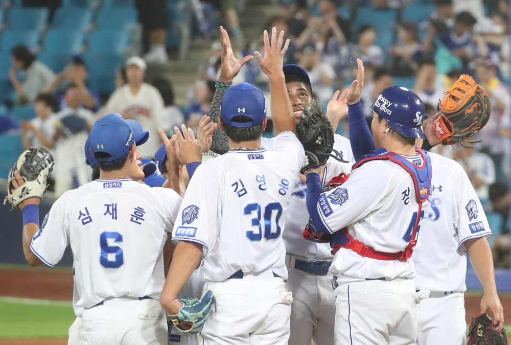 ▲7일 대구 삼성라이온즈파크에서 열린 2026 신한 SOL뱅크 KBO리그 LG 트윈스와 삼성 라이온즈 경기에서 삼성이 9:2로 승리하며 팀 순위 1위에 오른 뒤 선수들이 기뻐하고 있다. (연합뉴스)