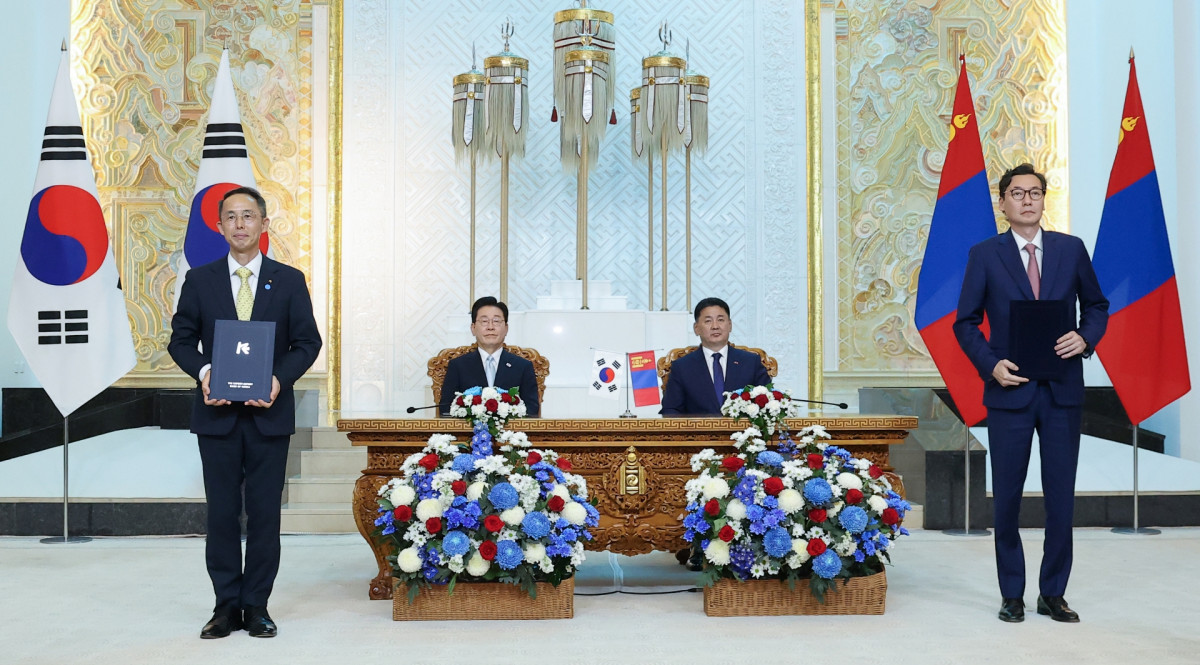 ▲이재명 대통령과 후렐수흐 몽골 대통령이 임석한 가운데 황기연 한국수출입은행장(맨 왼쪽)과 오르혼 몽골무역개발은행(TDB) 행장(맨 오른쪽)이 9일 몽골 올란바타르 정부청사에서 열린 수은-TDB 간 금융협력 양해각서 교환식에서 기념 촬영을 하고 있다. (사진제공=수출입은행)