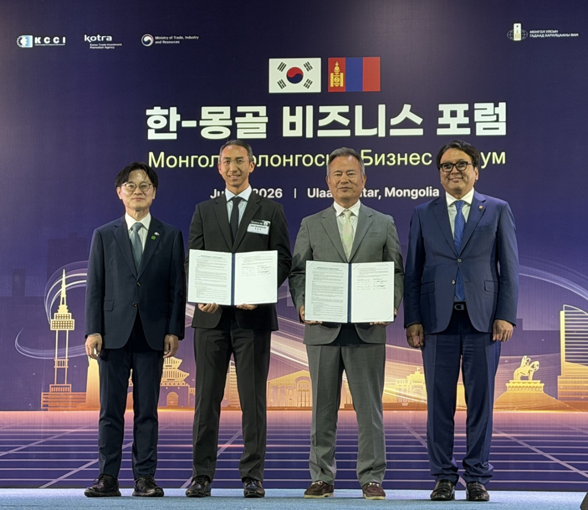 ▲왼쪽부터 김정관 산업통상부 장관, 김승언 남양유업 대표집행임원(사장), 배상곤 막시무스 대표, 토그미드 도르지한드(Togmid Dorjkhand) 몽골 부총리. (사진제공=남양유업)