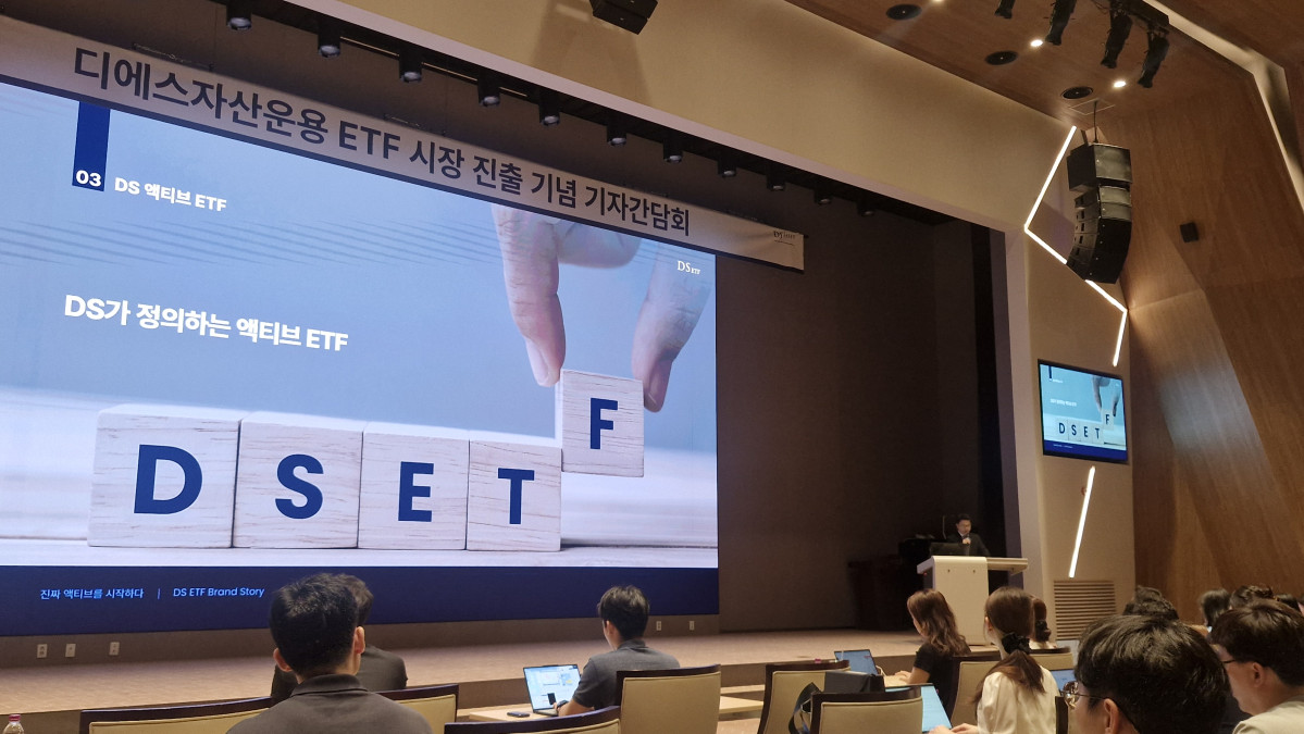 ▲현상균 디에스자산운용 최고투자책임자(CIO)가 10일 오전 서울 한국거래소에서 '디에스자산운용 첫 ETF 출시 기념 기자간담회'에서 ETF를 소개하고 있다. (김효숙 이투데이 기자)