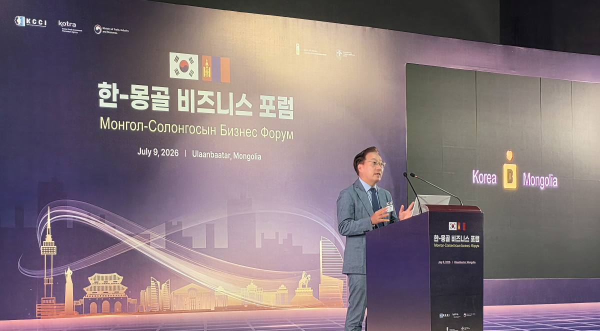 ▲윤호영 카카오뱅크 대표이사가 9일 몽골 울란바타르에서 개최된 한-몽골 비즈니스 포럼에 참석해 'Beyond Banking, Into Every Life'를 주제로 발표하고 있다. (카카오뱅크)