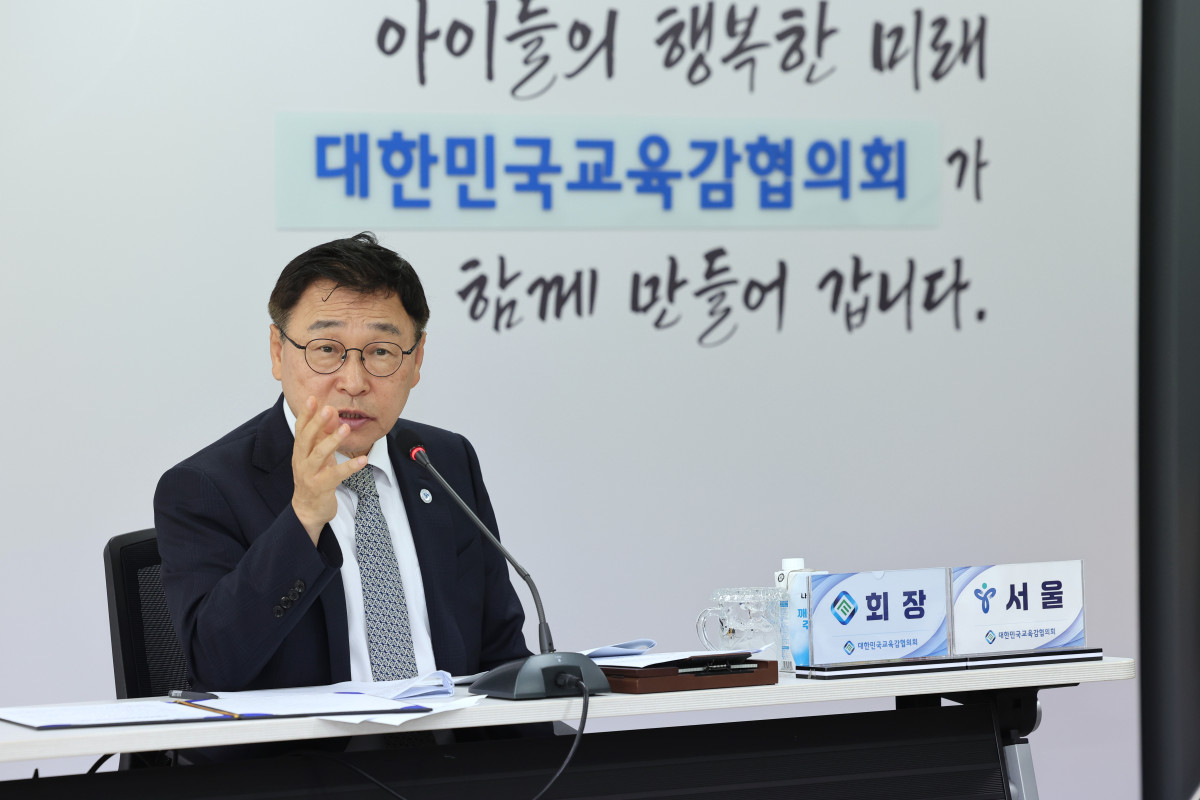 ▲정근식 대한민국교육감협의회장이 10일 세종시 협의회 사무국에서 열린 시도교육감 긴급회의에서 발언하고 있다. (제공=대한민국교육감협의회)