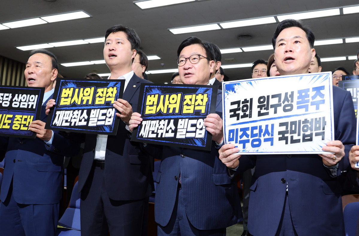 ▲국민의힘 정점식 원내대표를 비롯한 의원들이 2일 국회에서 열린 의원총회에서 본격적인 회의에 앞서 국회 원 구성과 관련, 민주당을 규탄하는 구호를 외치고 있다. (연합뉴스)