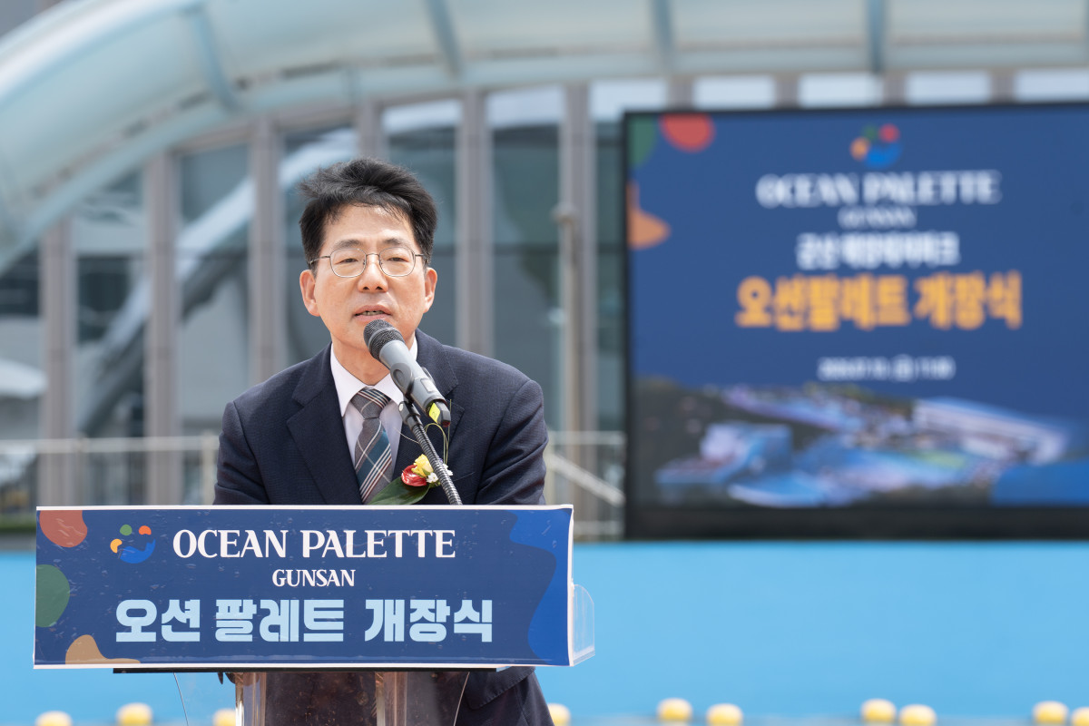 ▲황종우 해양수산부 장관이 10일 군산시 옥도면 무녀도에 조성된 해양레저관광거점 '오션팔레트' 개장식에서 축사를 하고 있다. (사진제공=해양수산부)