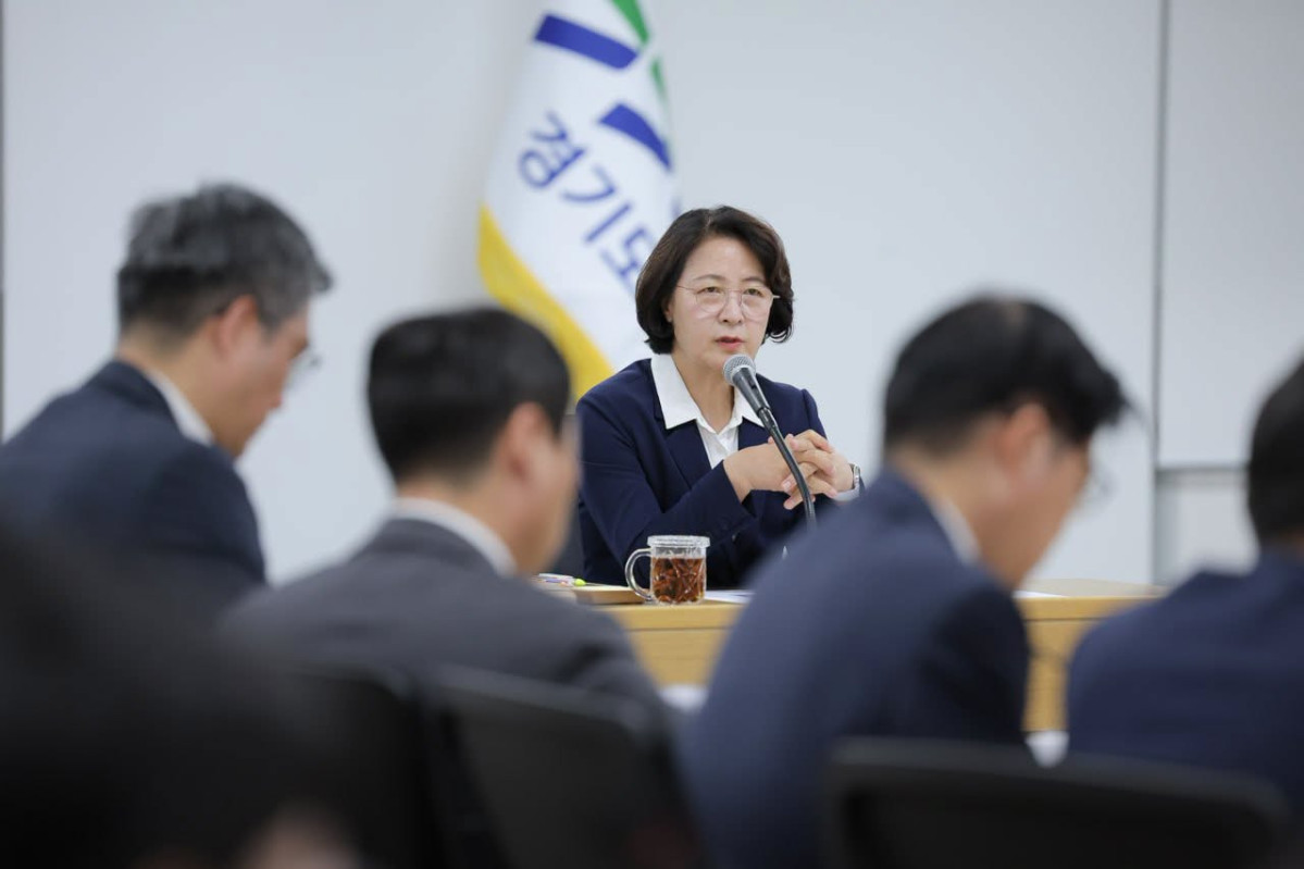 ▲추미애 경기도지사가 7월 10일 취임 후 처음으로 주재한 총괄과장급 이상 실국장회의에서 간부 공직자들에게 책임 있는 판단과 실행을 당부하고 있다. (추미애 경기도지사 페이스북 캡쳐)